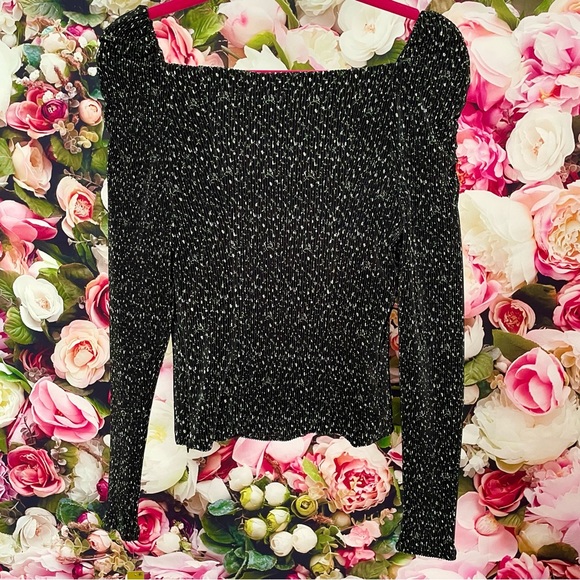 SO PRETTY UP CLOSE!! Gianni Bini Black Floral Top Size M - Picture 5 of 9
